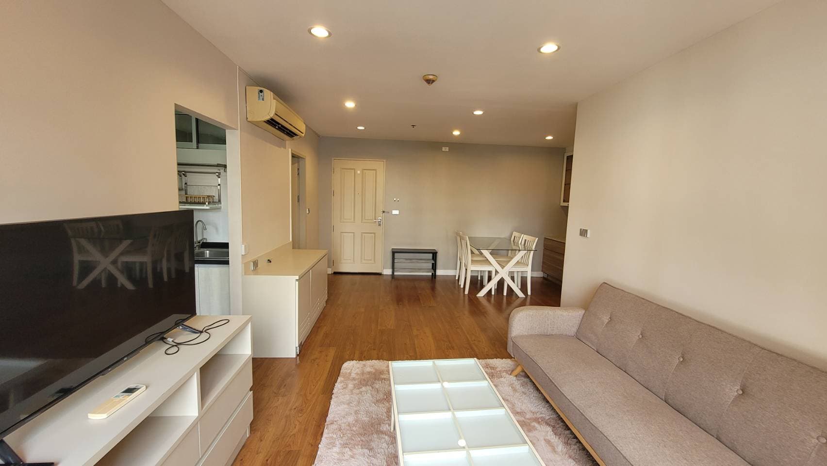 11320 – 105_living_room.jpg