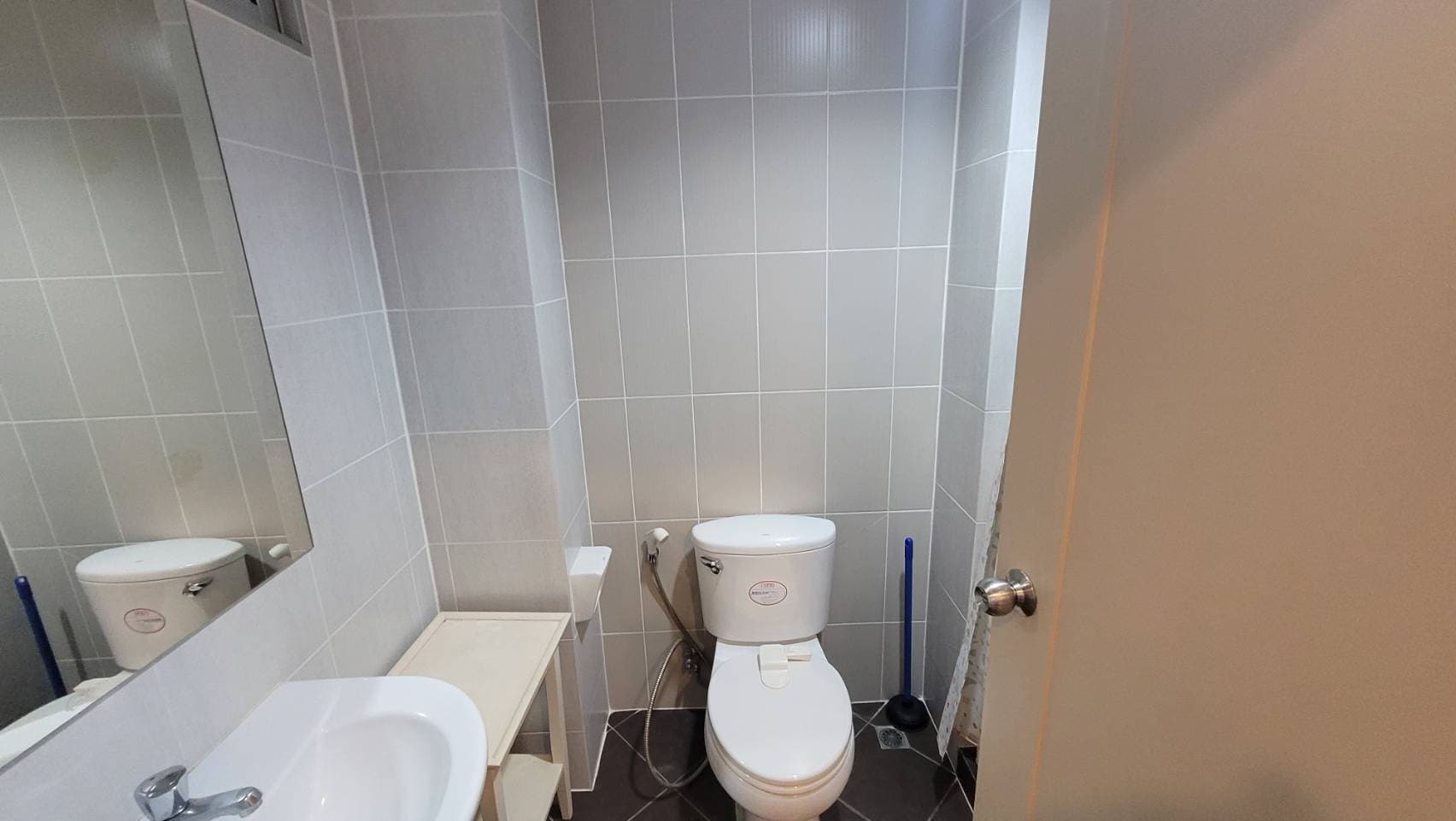 11320 – 301_bathroom.jpg