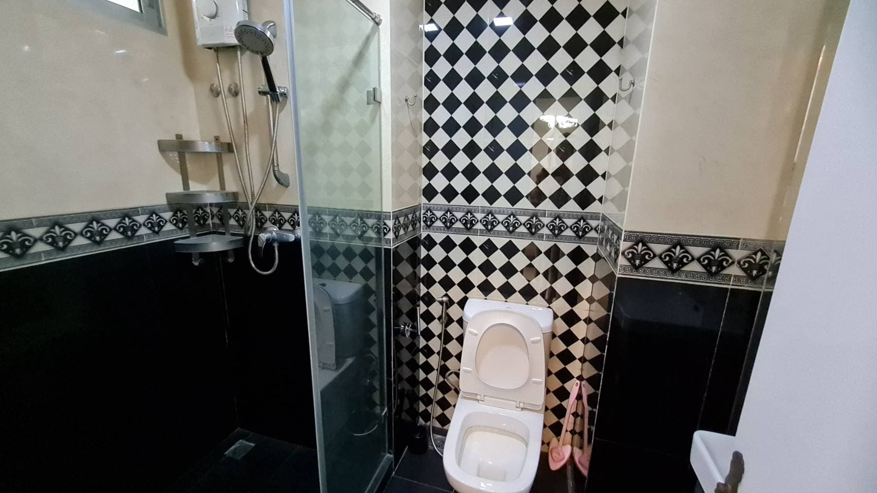 11322 – 302_bathroom.jpg