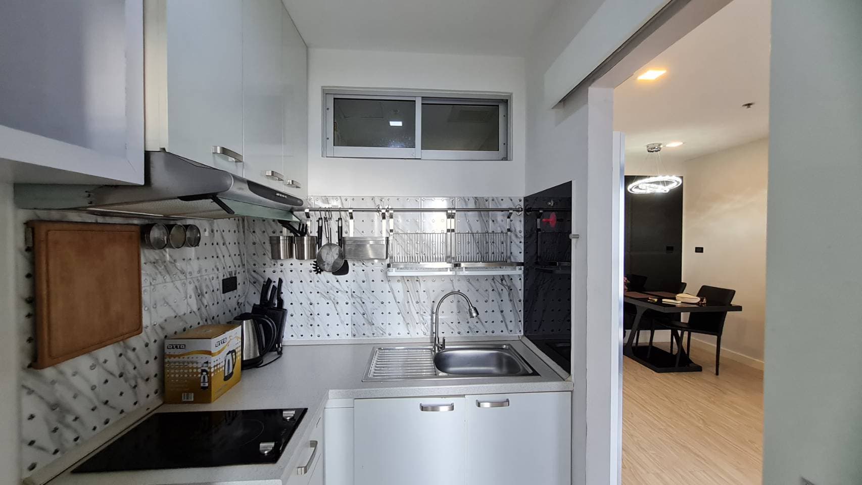 11322 – 401_kitchen.jpg